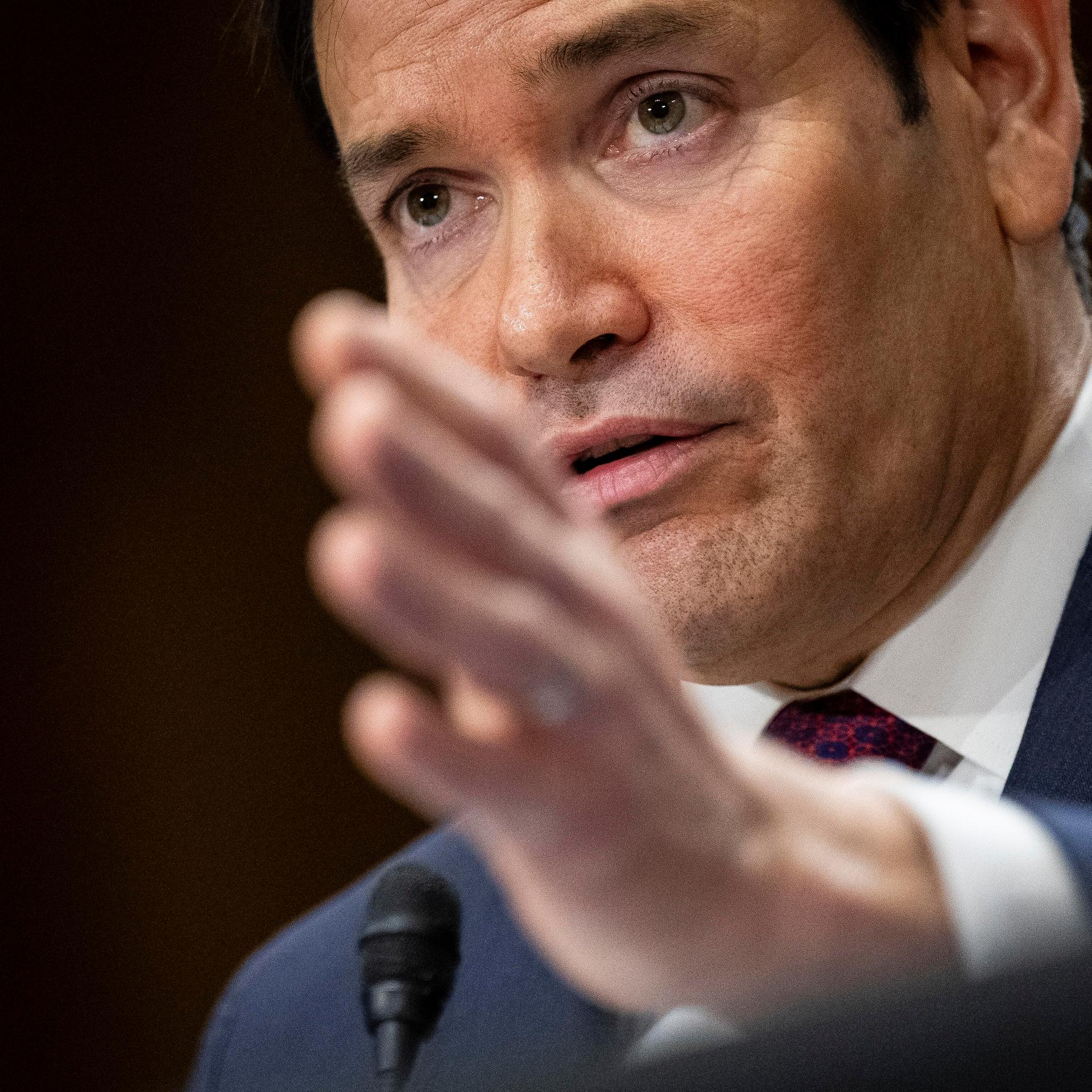 US-Außenminister Marco Rubio wird befragt. Er zeigt mit seiner linken Hand vor sich.