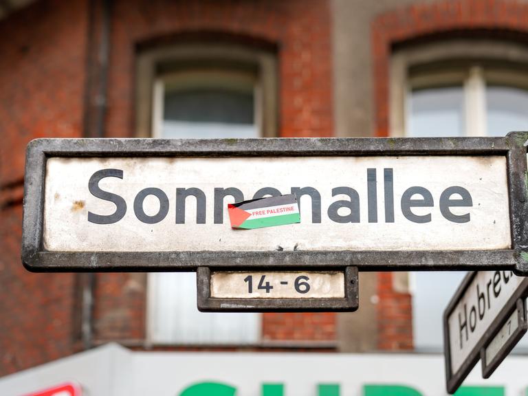 In Berlin-Neukölln klebt auf einem Strassenschild der Sonnenallee ein Sticker mit der palästinensischen Flagge und der Aufschrift "FREE PALESTINE". 