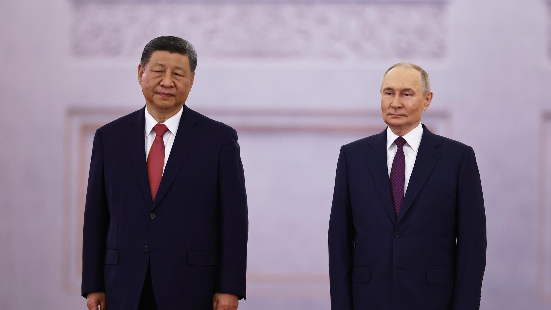 Der russische Präsident Wladimir Putin (r), und sein chinesischer Amtskollege Xi Jinping nehmen an einer Begrüßungszeremonie vor ihren Gesprächen im Kreml teil. Der russische Präsident Wladimir Putin (r), und sein chinesischer Amtskollege Xi Jinping nehmen an einer Begrüßungszeremonie vor ihren Gesprächen im Kreml teil.