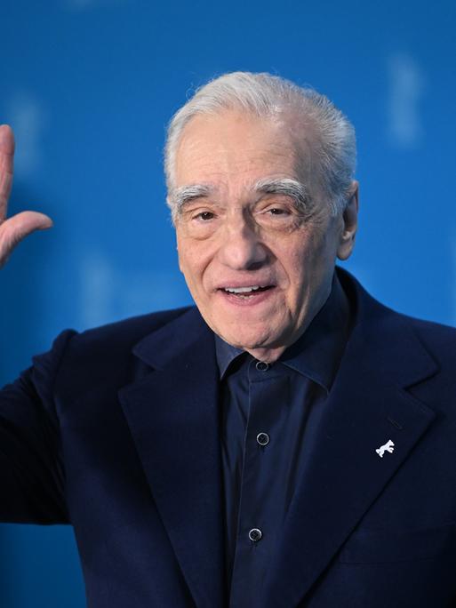 Regisseur Martin Scorsese steht zur Verleihung des Goldenen Ehrenbärs vor der blauen Fotowand auf der Berlinale.