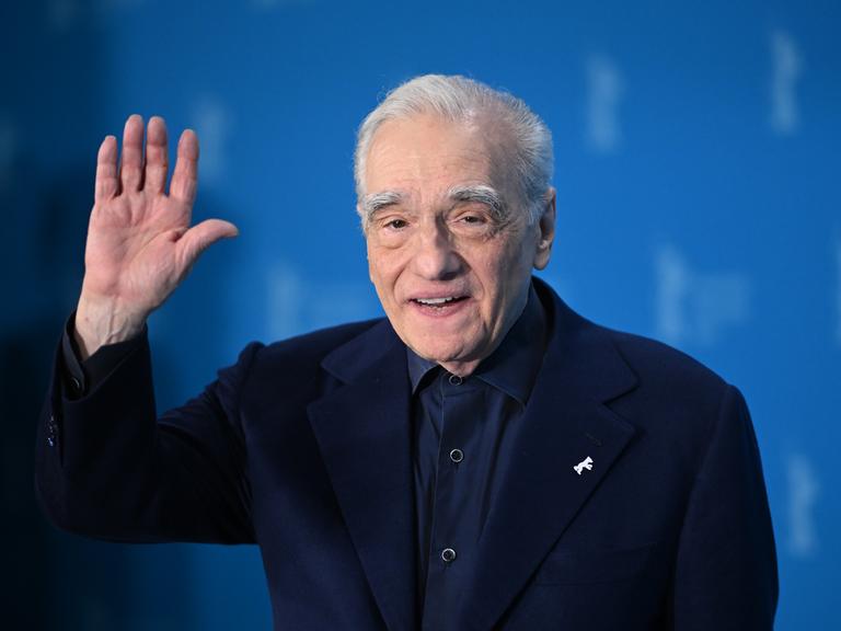 Regisseur Martin Scorsese steht zur Verleihung des Goldenen Ehrenbärs vor der blauen Fotowand auf der Berlinale.