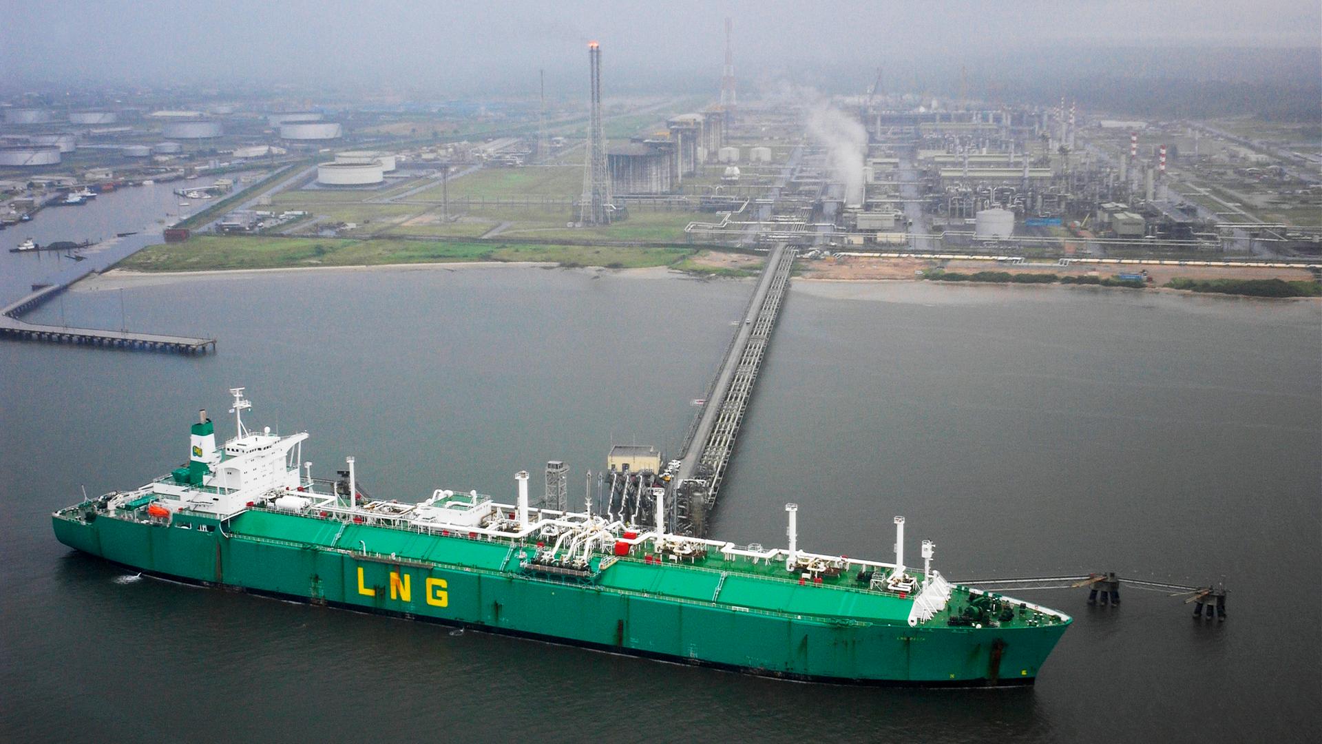 Ein Schiff verlädt auf Bonny Island, Nigeria, verflüssigtes Erdgas aus der nigerianischen Flüssiggasanlage (Liquefied Natural Gas). Als OPEC-Mitglied ist Nigeria der siebtgrößte Rohölexporteur der Welt.