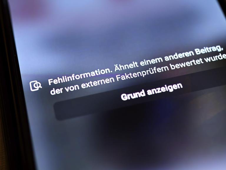 Ein Hinweis auf Fehlinformation durch Faktenprüfung auf Facebook
