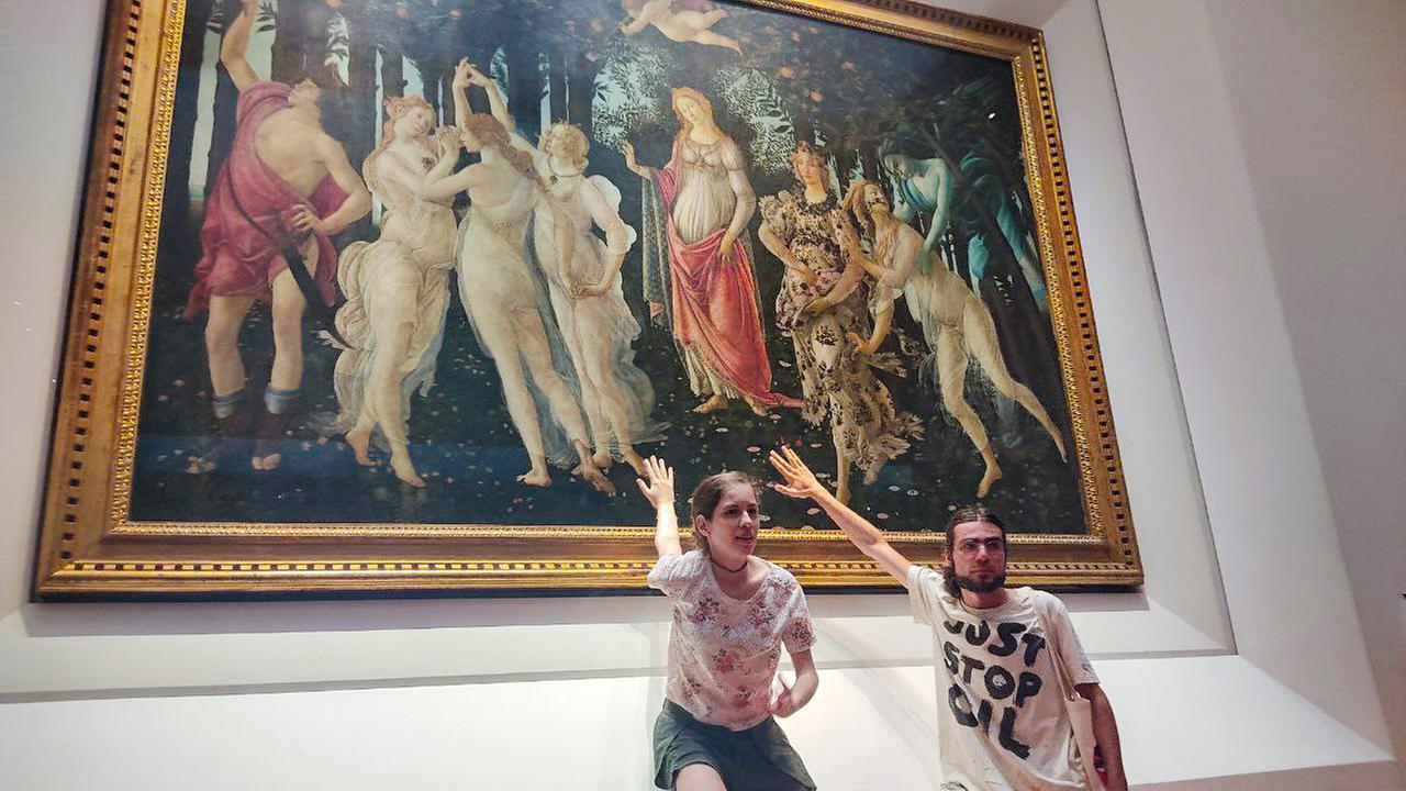 Klimaaktivisten kleben sich in den Uffizien in Florenz an Panzerglasscheibe fest, hinter der Sandro Botticellis Meisterwerk "Primavera" ausgestellt ist. Klimaaktivisten kleben sich in den Uffizien in Florenz an Panzerglasscheibe fest, hinter der Sandro Botticellis Meisterwerk "Primavera" ausgestellt ist.