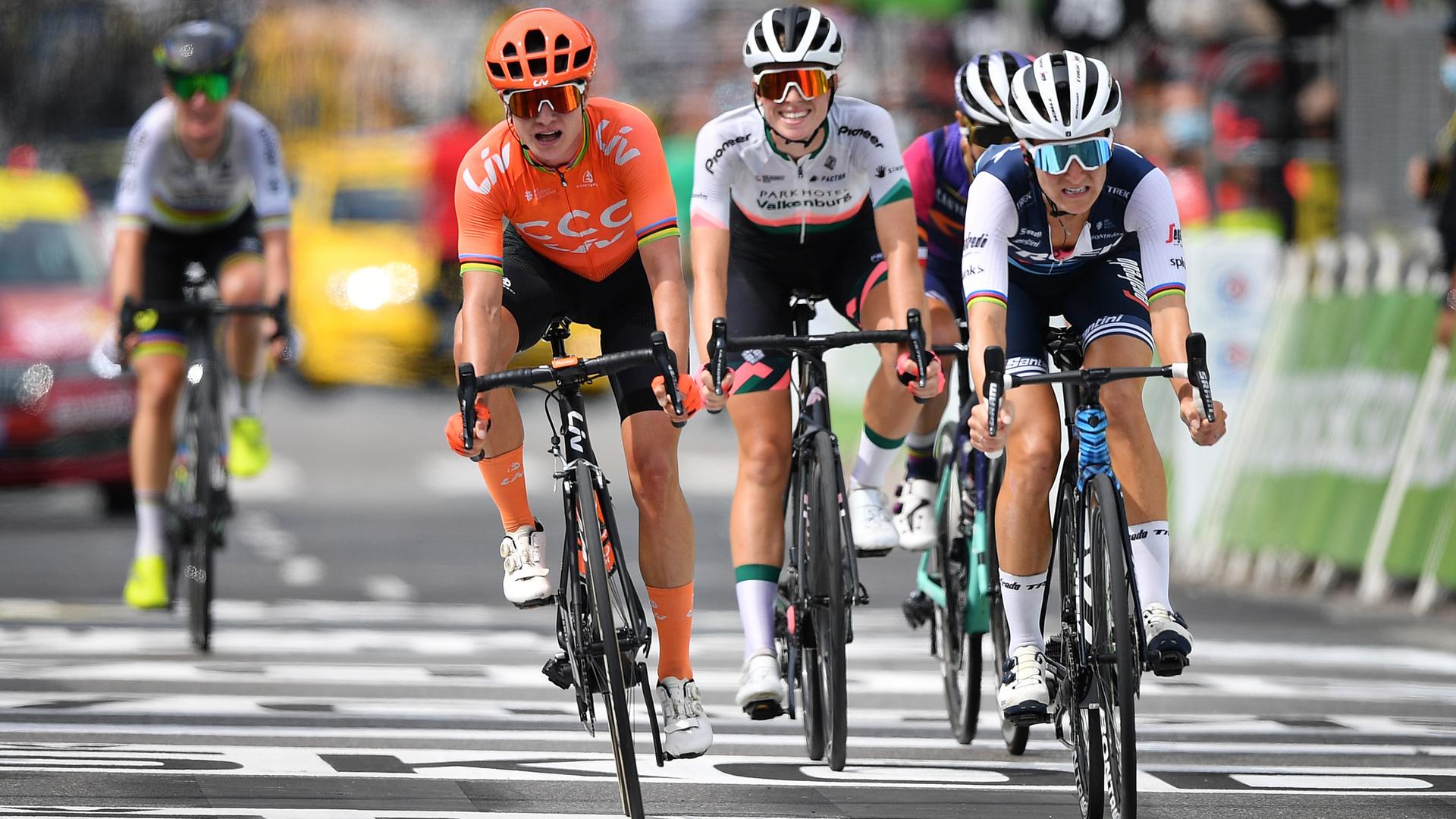 Die Niederländerin Marianne Vos (links) and die Britin Deignan Elizabeth (rechts) bei einem Rennen in Frankreich 2020