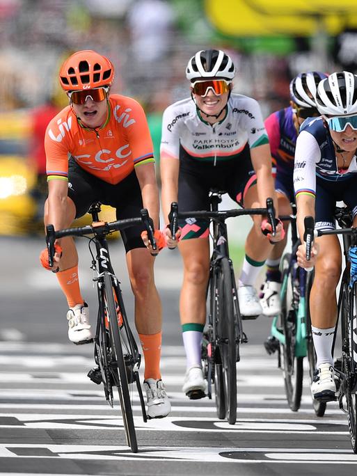 Die Niederländerin Marianne Vos (links) and die Britin Deignan Elizabeth (rechts) bei einem Rennen in Frankreich 2020