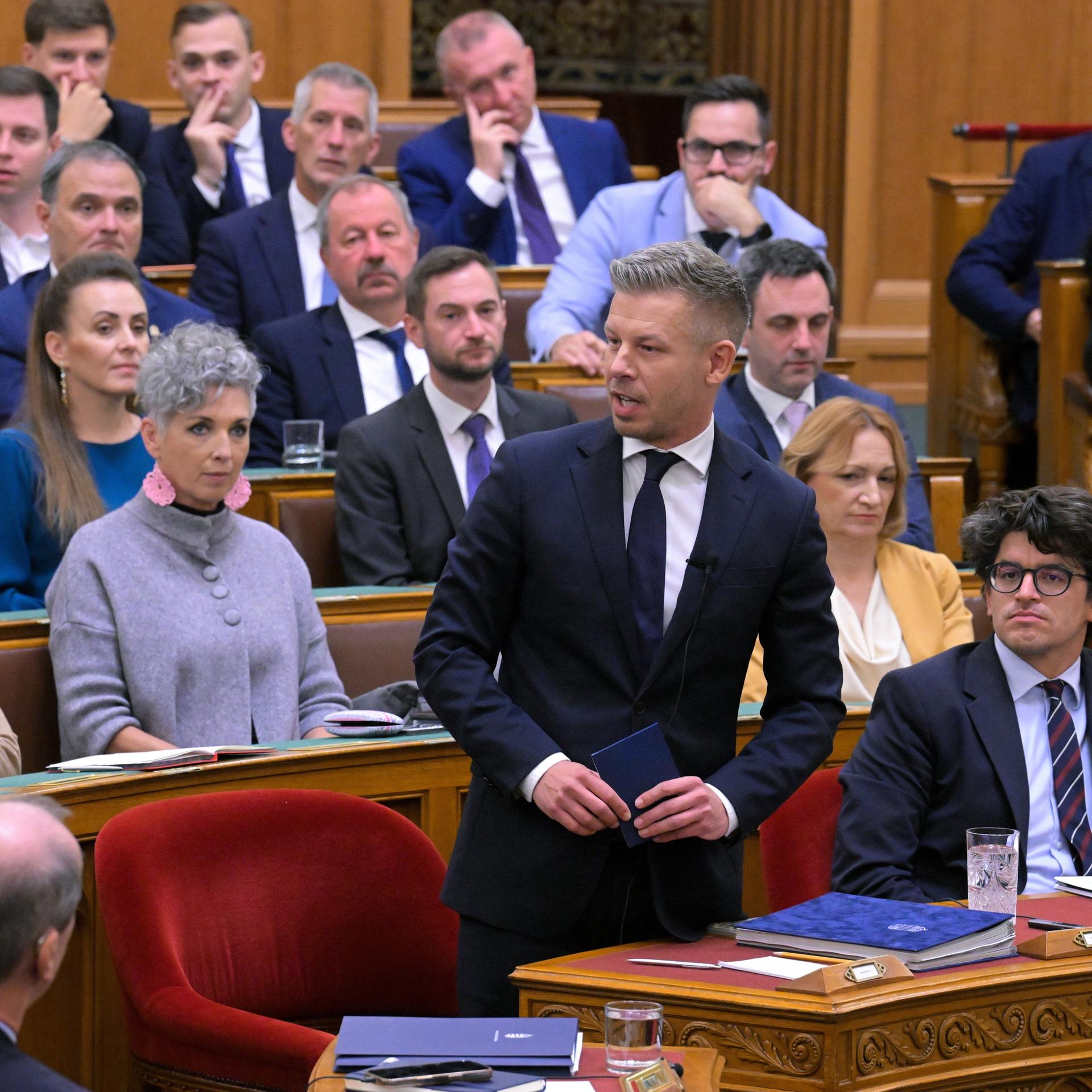 Ungarns Regierungschef Magyar spricht im Parlament in Budapest.