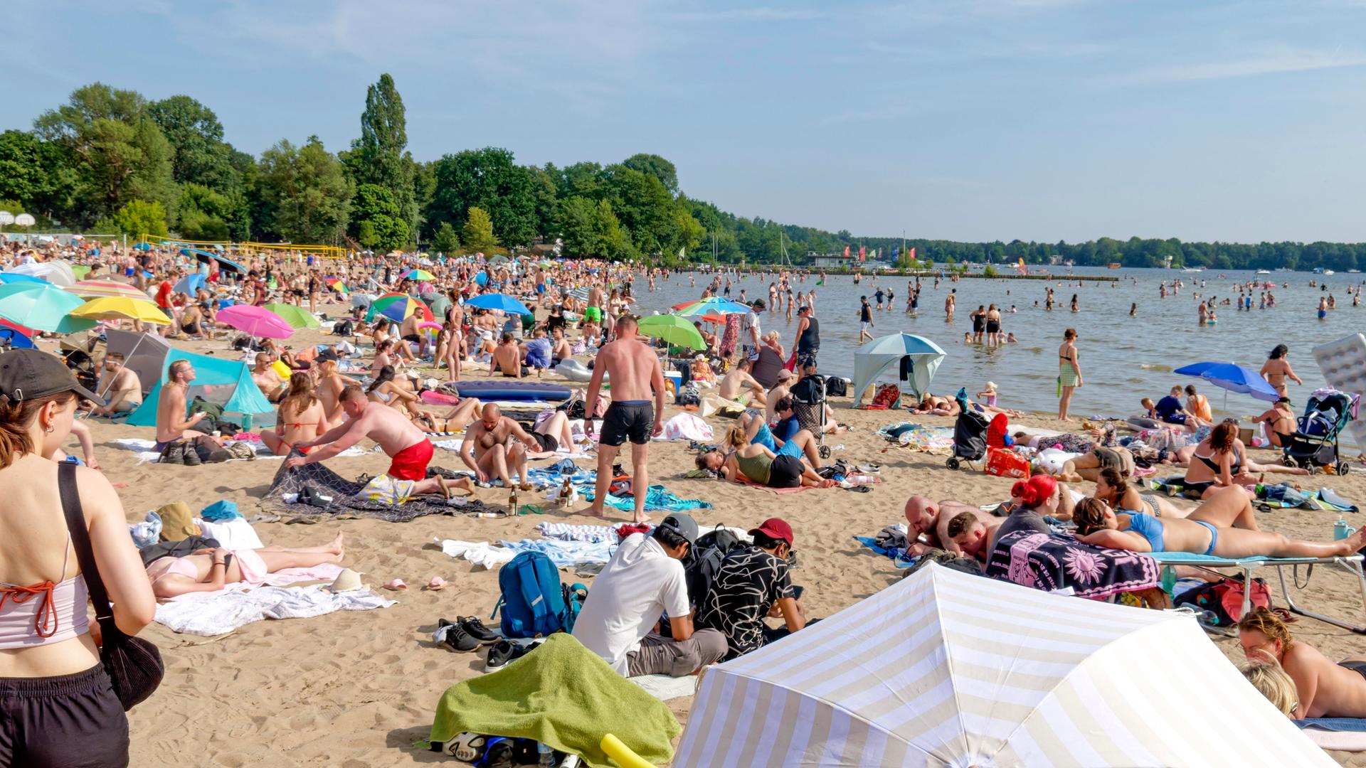 Eine große Menschenmenge von Badenden und Erholungssuchenden am Strand des Müggelsees.