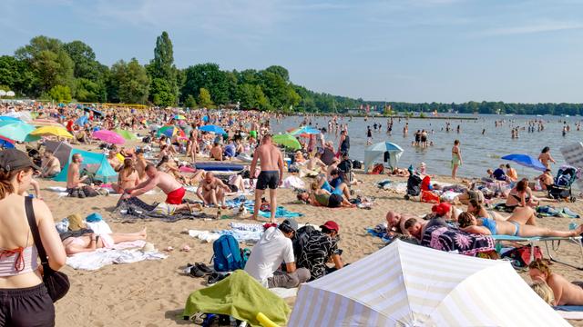 Eine große Menschenmenge von Badenden und Erholungssuchenden am Strand des Müggelsees.