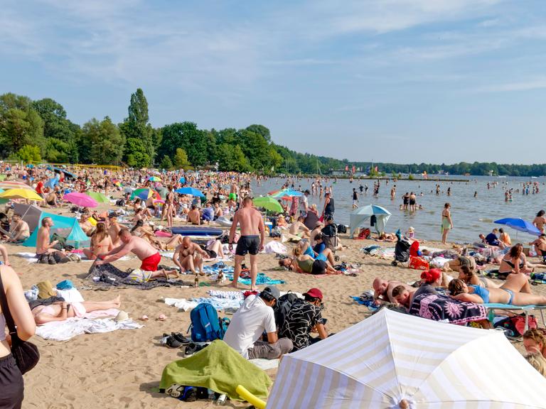 Eine große Menschenmenge von Badenden und Erholungssuchenden am Strand des Müggelsees.