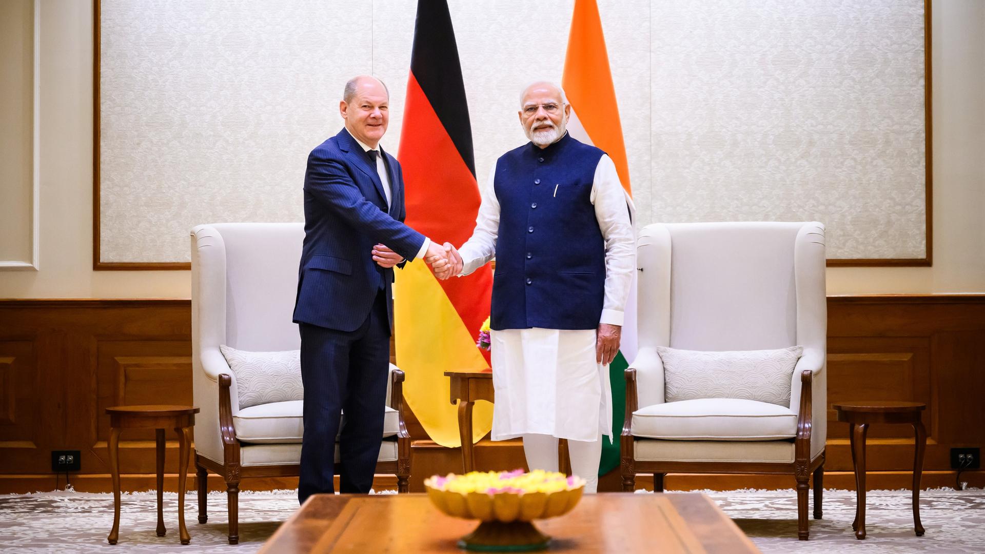 Neu-Dehli: Das vom Bundespresseamt herausgegebene Foto zeigt Bundeskanzler Olaf Scholz (SPD), der den indischen Premierminister Narendra Modi bei den 7. Deutsch-Indischen Regierungskonsultationen trifft.