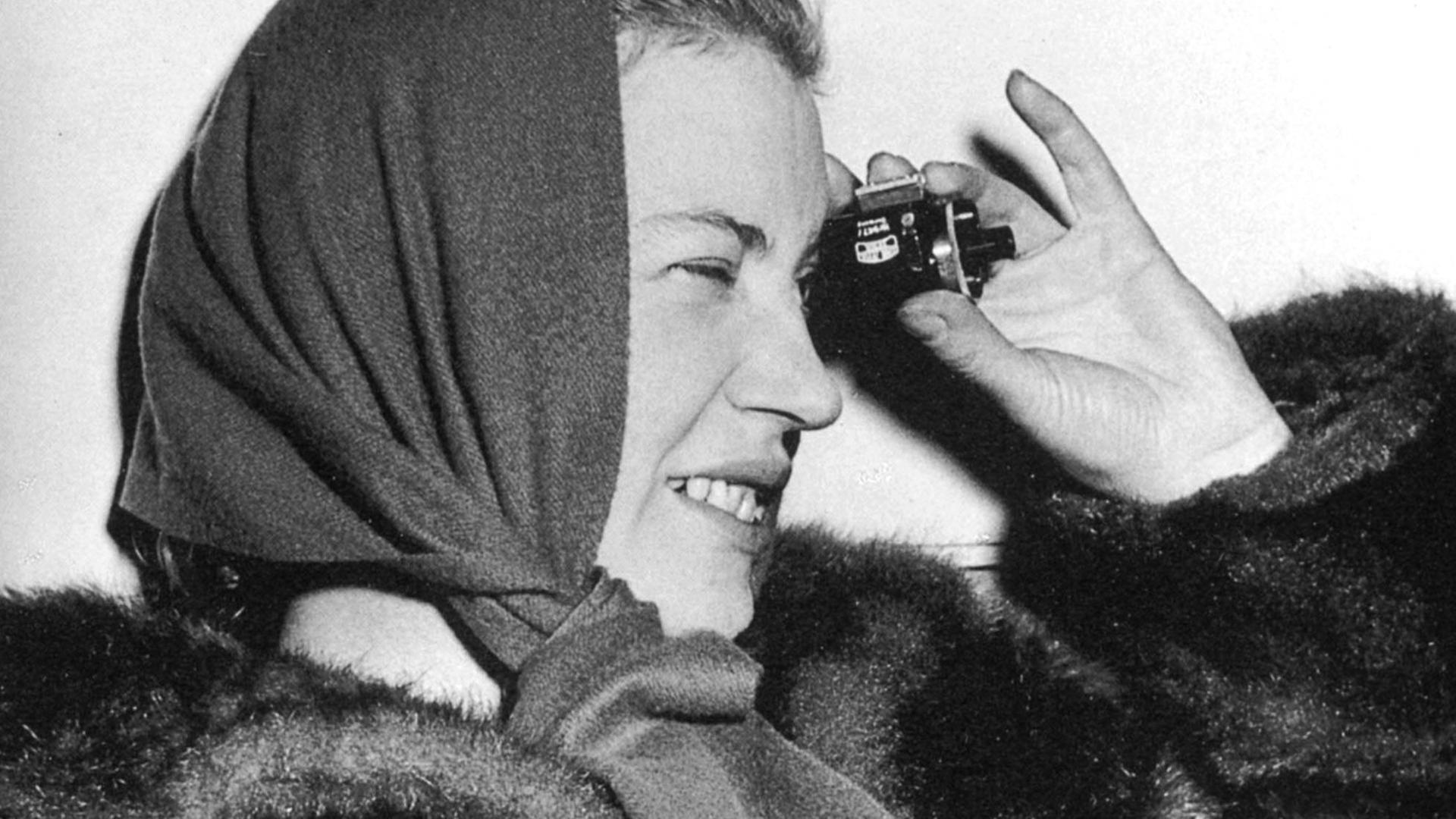 Die Fotografin Lee Miller, im Alter von 40 Jahren, ist im Profil zu sehen. Sie trägt einen Pelz und einen Schal.