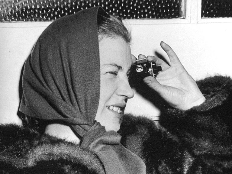 Die Fotografin Lee Miller, im Alter von 40 Jahren, ist im Profil zu sehen. Sie trägt einen Pelz und einen Schal.