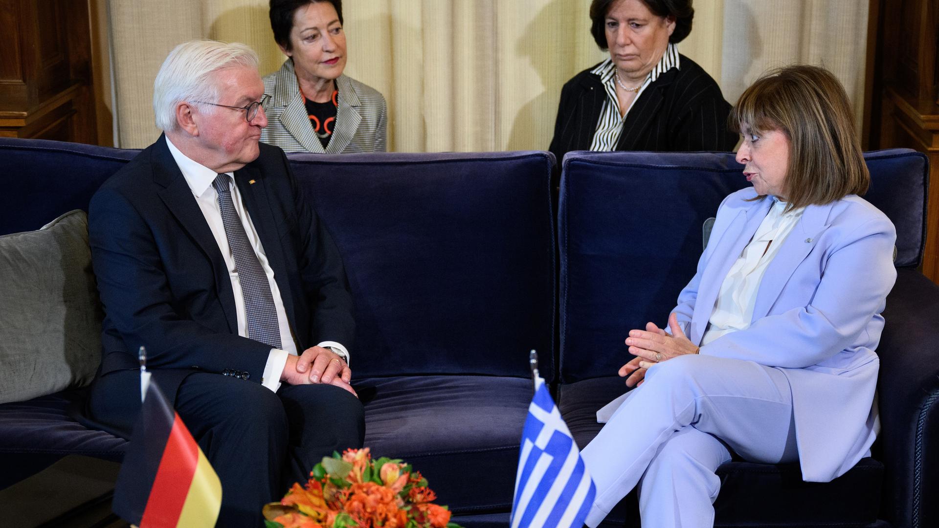 Bundespräsident Frank-Walter Steinmeier (l) und Katerina Sakellaropoulou, Präsidentin von Griechenland, treffen sich zu einem Gespräch im Präsidentenpalast. 