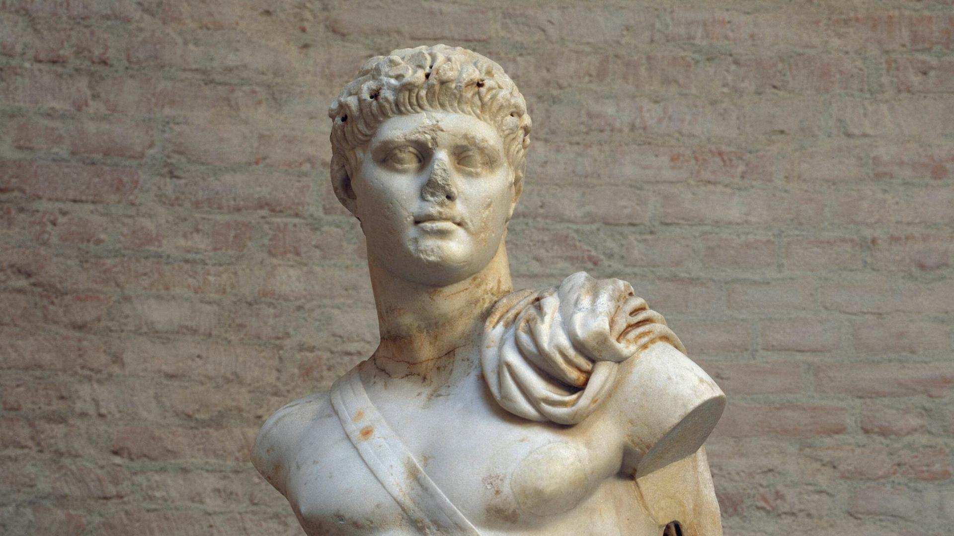 Skulptur des römische Kaisers Domitian in heroisierter Pose. Die Nase fehlt. Skulptur des römische Kaisers Domitian in heroisierter Pose. Die Nase fehlt.