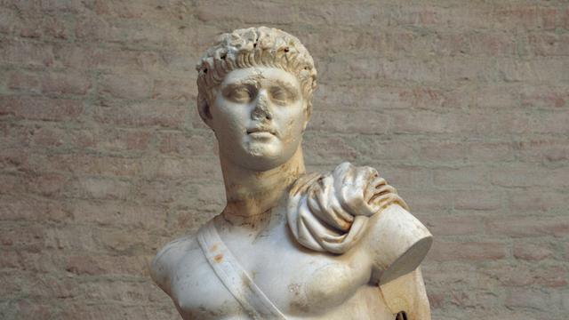 Skulptur des römische Kaisers Domitian in heroisierter Pose. Die Nase fehlt.