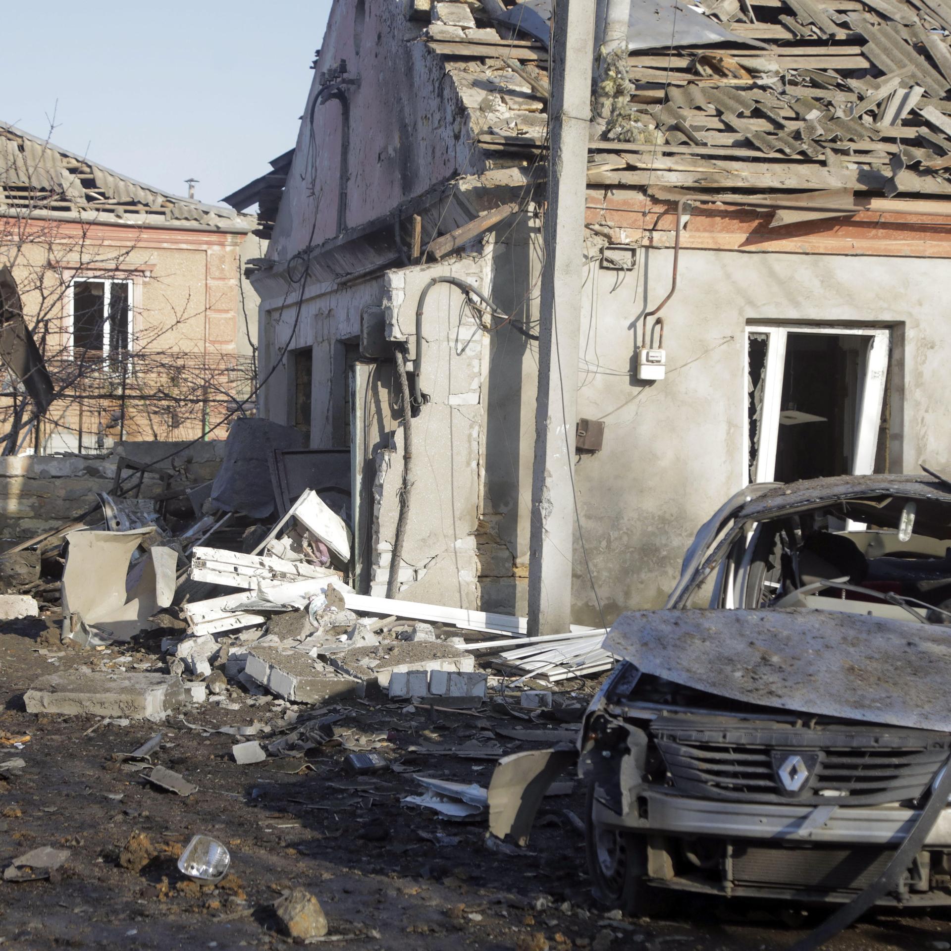 Odessa: Zerstörte Häuser und ein zerstörtes Auto nach einem Angriff Russlands.