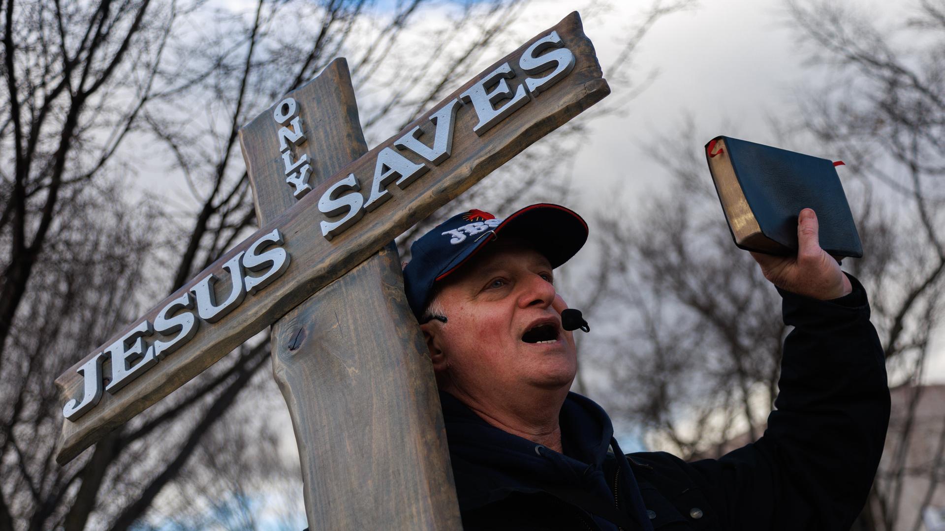 Ein Mann mit Kruzifix und Bibel in der Hand demonstriert in Washington gegen Abtreibung. 