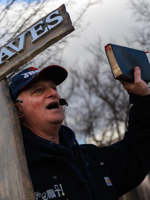 Ein Mann mit Kruzifix und Bibel in der Hand demonstriert in Washington gegen Abtreibung. 