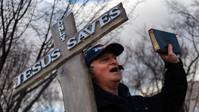 Ein Mann mit Kruzifix und Bibel in der Hand demonstriert in Washington gegen Abtreibung. 