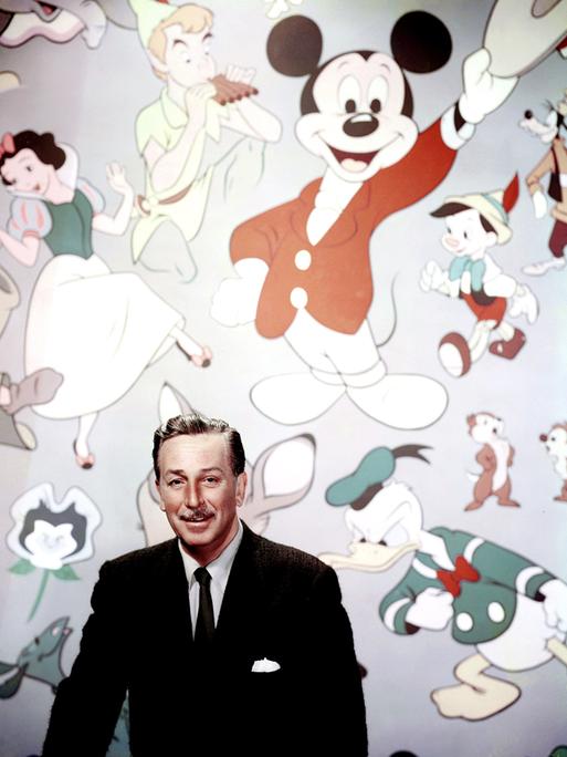 Walt Disney, umgeben von seinen Figuren: Schneewittchen, Peter Pan, Micky Maus, Donald Duck, Pinicchio, Goofy. Ende der 1950er Jahre