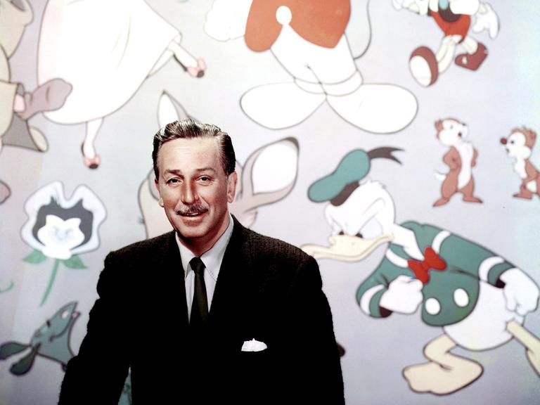 Walt Disney, umgeben von seinen Figuren: Schneewittchen, Peter Pan, Micky Maus, Donald Duck, Pinicchio, Goofy. Ende der 1950er Jahre