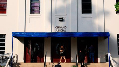 Das Bild zeigt das Gebäude eines Gerichts in Panama Stadt von außen.
