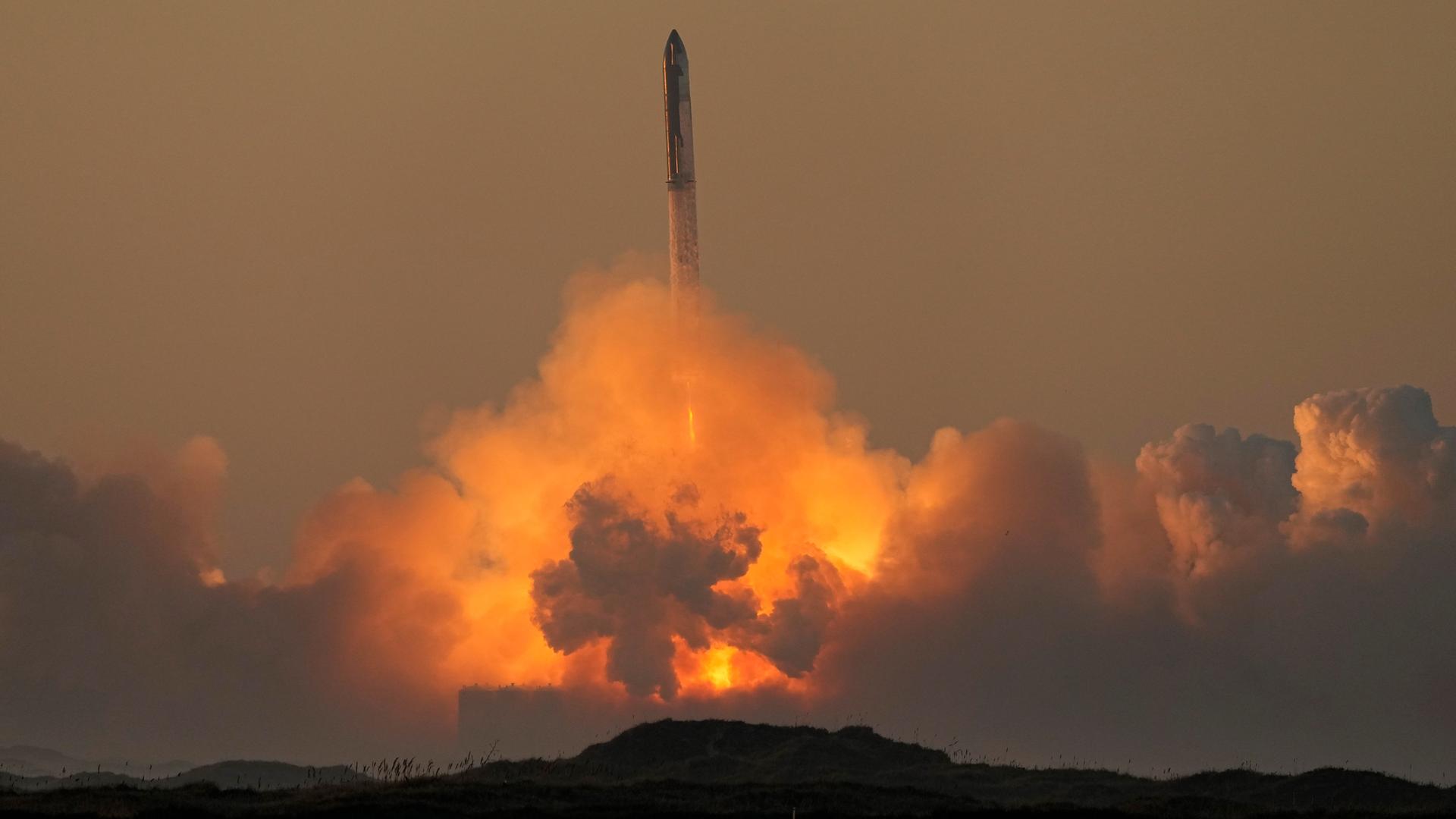 Die Rakete "Starship" des Raumfahrtunternehmens "SpaceX" startet in Texas in den USA zu einem Testflug.