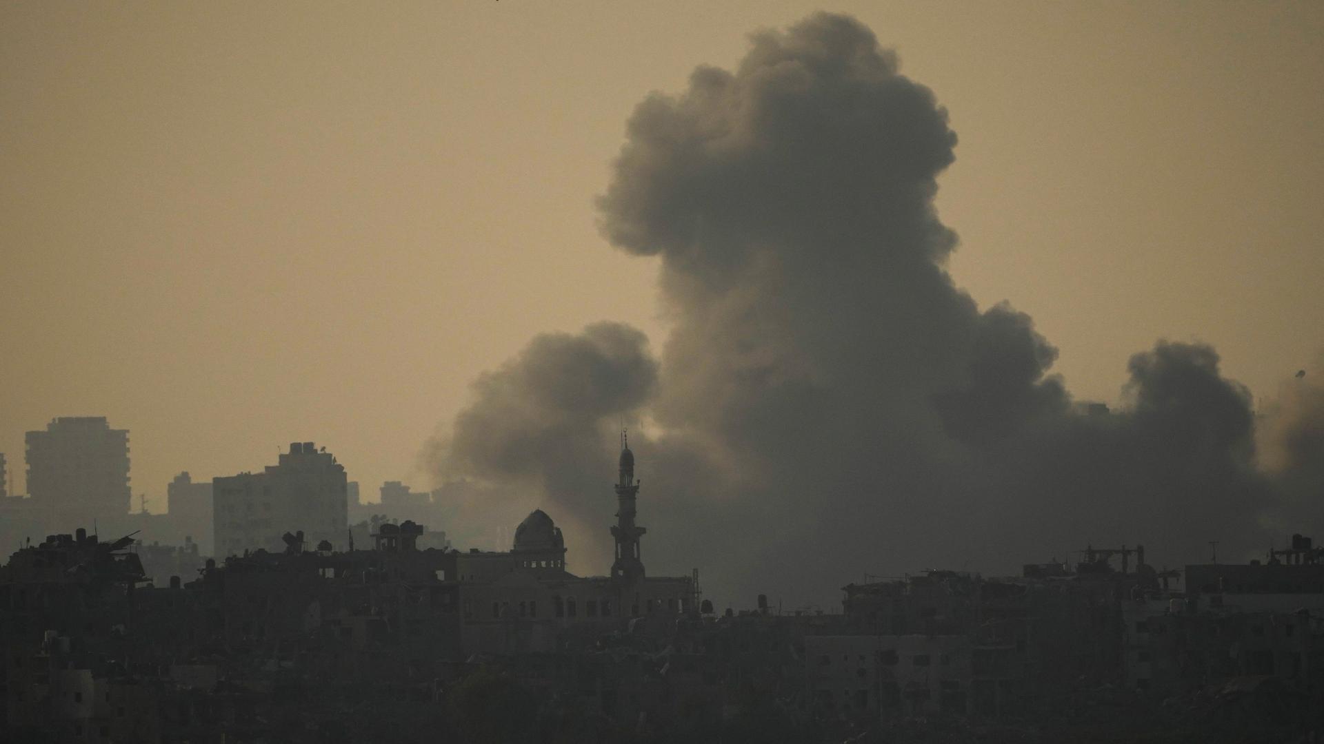 Gaza: Rauch steigt nach einem israelischen Luftangriff im Gazastreifen auf.