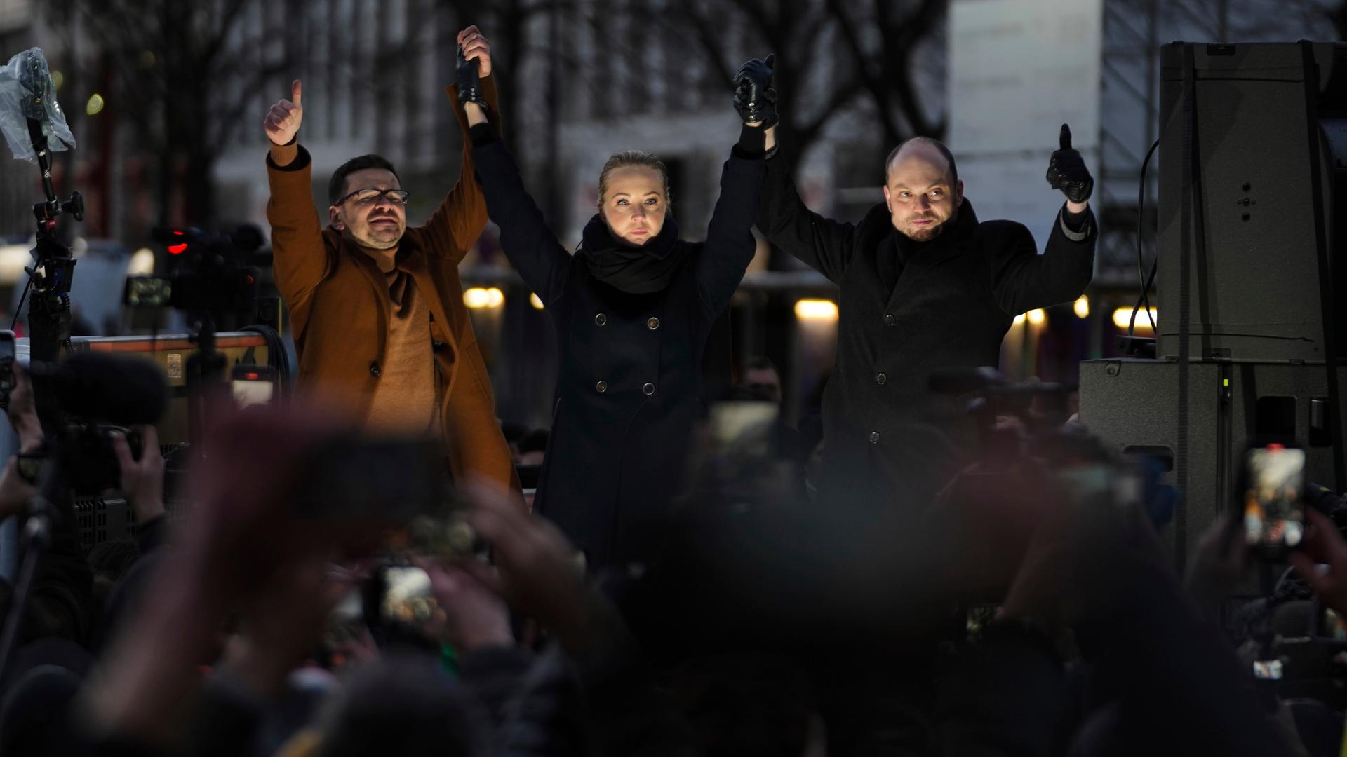 Ilja Jaschin, Julia Nawalnaja und Wladimir Kara-Mursa bei einer Demonstration in Berlin mit dem Motto "Nein zum Krieg" und "Nieder mit Putin".