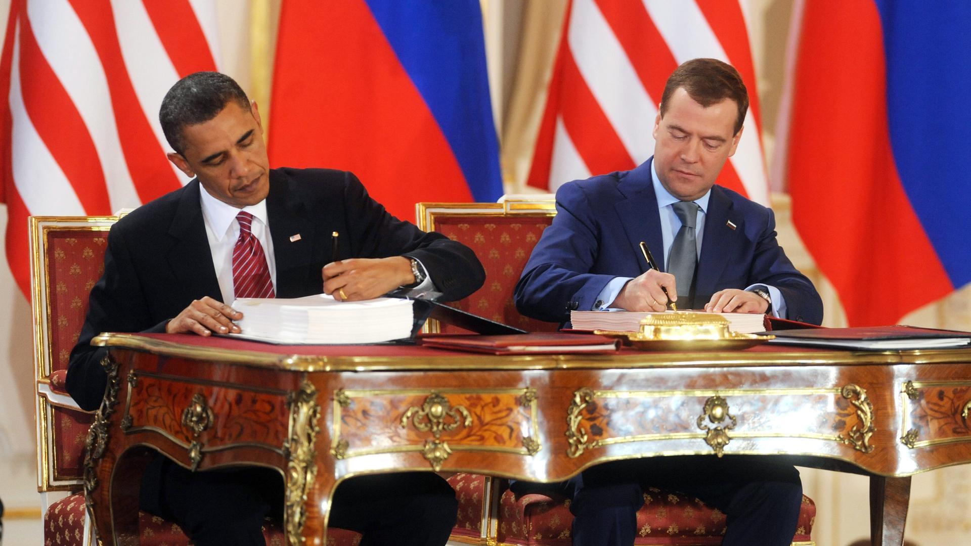 Prag: Der damalige russische Präsident Dmitri Medwedew (r) und der damalige US-Präsident Barack Obama unterzeichnen 2010 den Vertrag New Start ein neues russisch-amerikanisches Abkommen zur Abrüstung. 