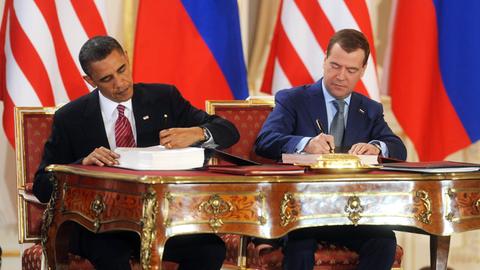 Prag: Der damalige russische Präsident Dmitri Medwedew (r) und der damalige US-Präsident Barack Obama unterzeichnen 2010 den Vertrag New Start ein neues russisch-amerikanisches Abkommen zur Abrüstung. 
