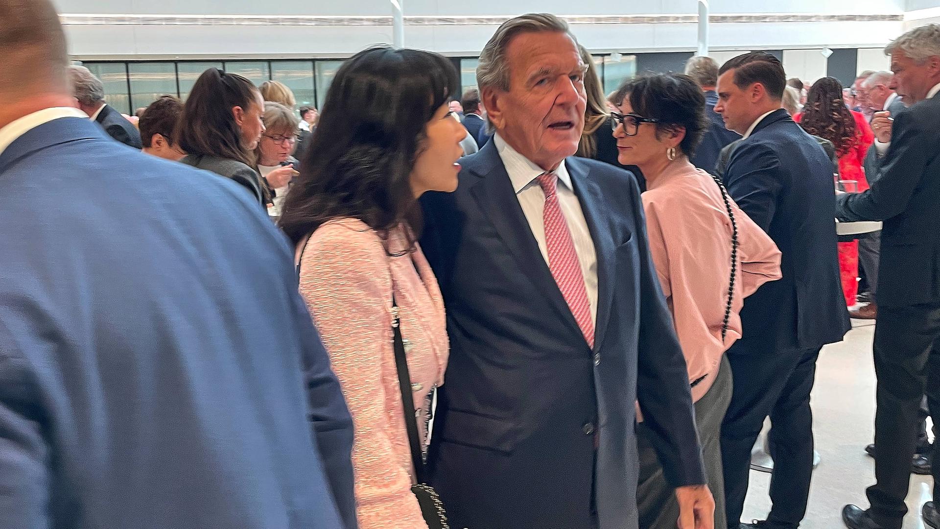 Altkanzler Gerhard Schröder und Ehefrau So-yeon Schröder-Kim im Landtag von Niedersachsen.