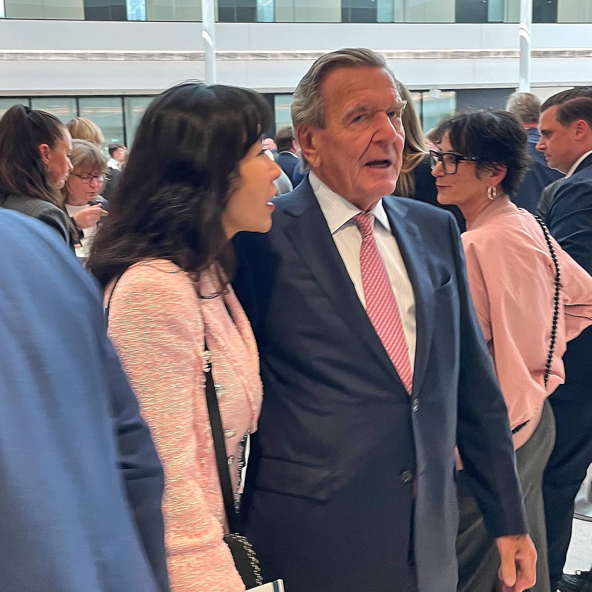 Altkanzler Gerhard Schröder und Ehefrau So-yeon Schröder-Kim im Landtag von Niedersachsen.
