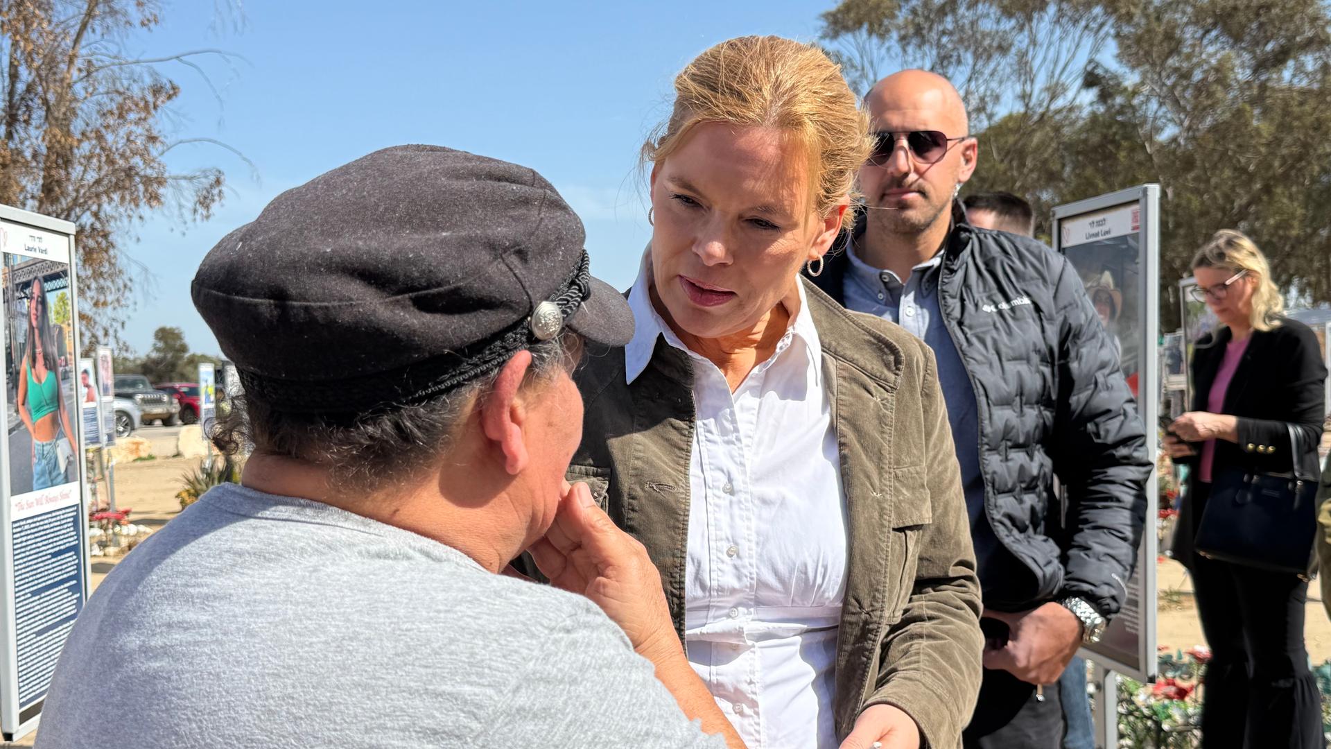 Kibbuz Re'im: Bundestagspräsidentin Julia Klöckner (CDU) spricht am Mahnmal des Nova Music Festivals in Israel mit der Mutter einer jungen Frau, die während des Festivals am 7. Oktober 2023 von der Hamas ermordet wurde.