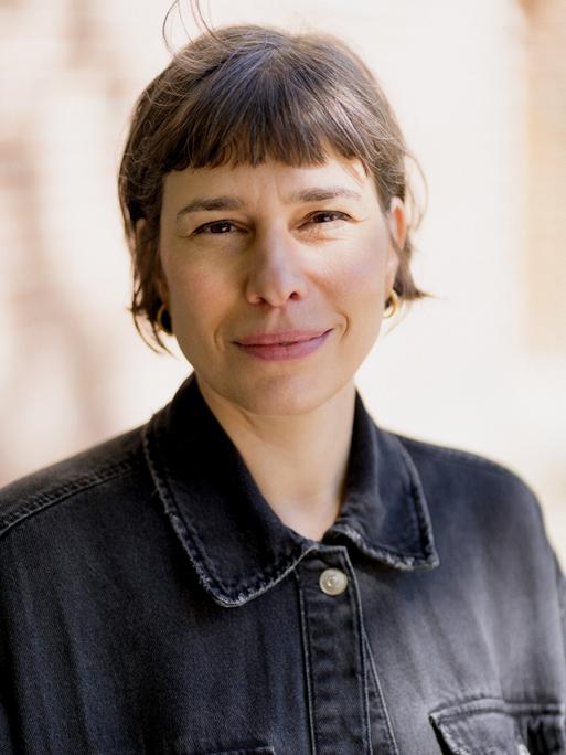 Porträt der Schriftstellerin Esther Becker. 