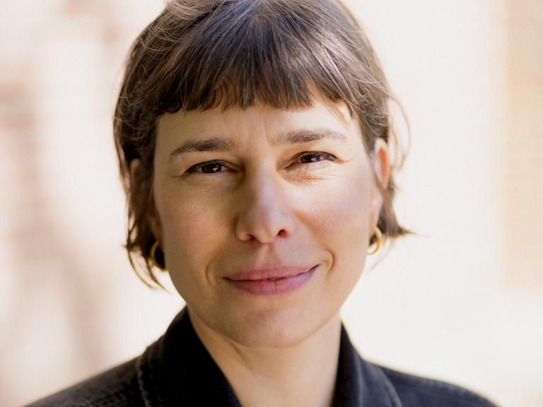Porträt der Schriftstellerin Esther Becker. 