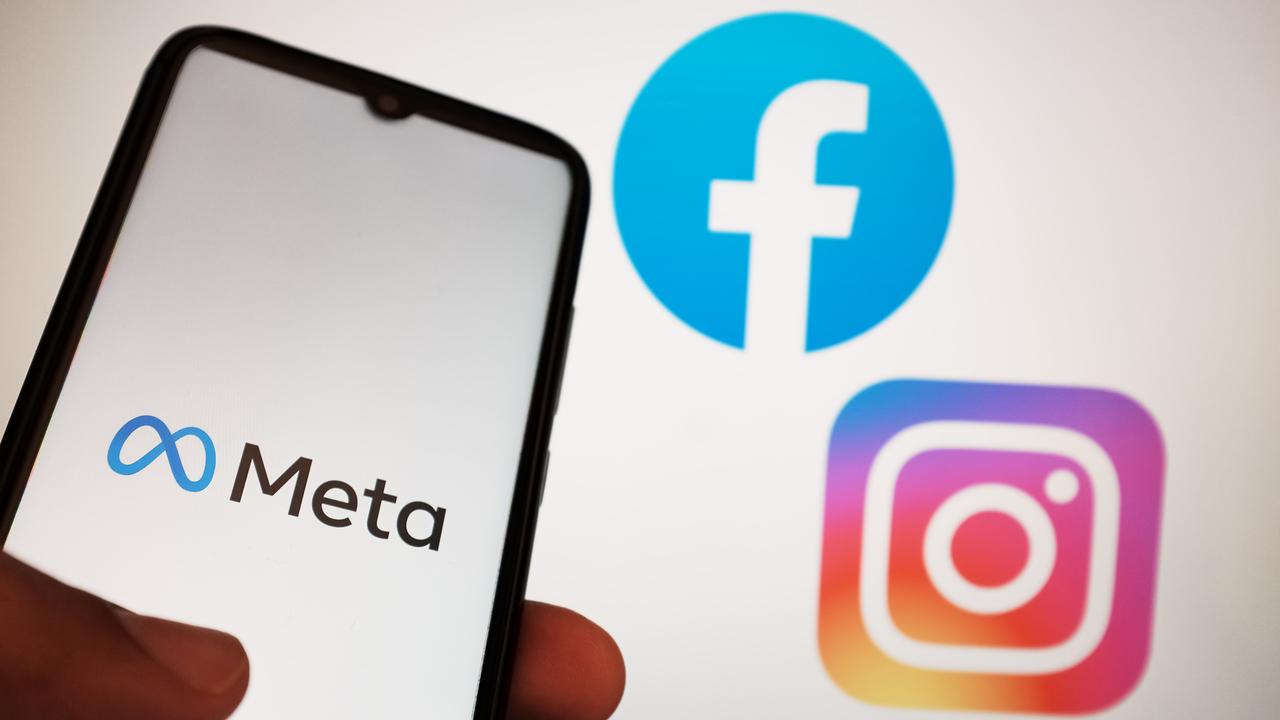 Auf dem Foto sieht man eine Hand. Sie hält ein Handy. Auf dem Bild-Schirm sieht man das Logo von der Firma Meta. Daneben sieht man die Logos von Instagram und Facebook.