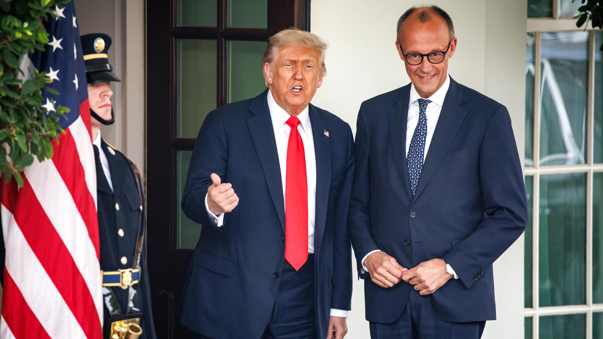 Donald Trump und Friedrich Merz posieren vor dem Weißen Haus für ein gemeinsames Foto. Donald Trump und Friedrich Merz posieren vor dem Weißen Haus für ein gemeinsames Foto.