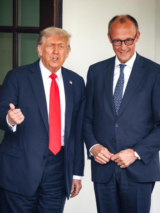 Donald Trump und Friedrich Merz posieren vor dem Weißen Haus für ein gemeinsames Foto. 