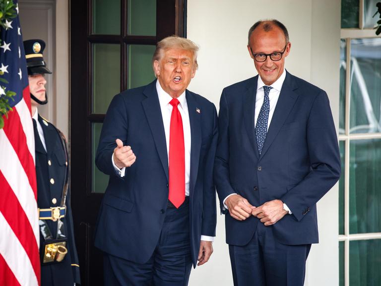 Donald Trump und Friedrich Merz posieren vor dem Weißen Haus für ein gemeinsames Foto. 