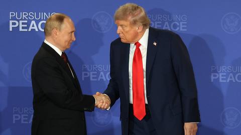 Der russische Staatschef Putin schüttelt US-Präsident Trump die Hand.