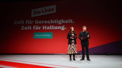 Die Linken-Vorsitzenden Wissler und Schirdewan stehen auf einer Bühne.