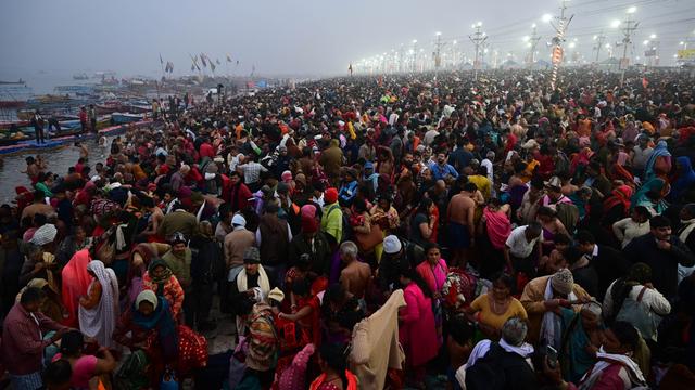 Das Foto zeigt viele Menschen, die zu dem Kumbh-Mela-Fest in Indien gekommen sind.