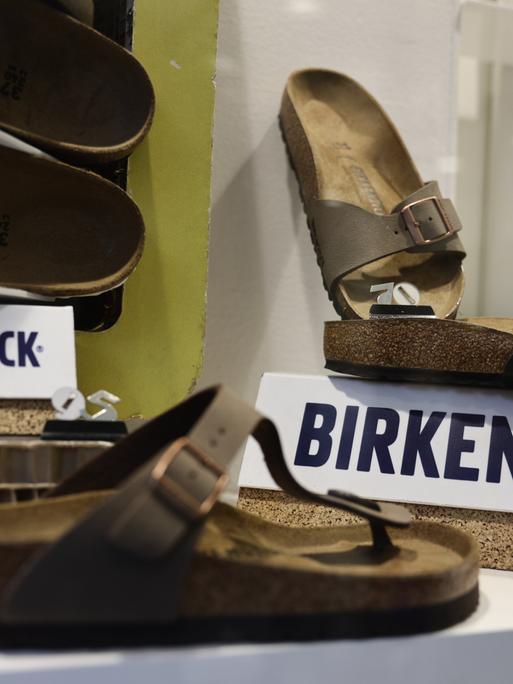 Sandalen der Marke Birkenstock in einem Verkaufsraum. (Symbolbild)