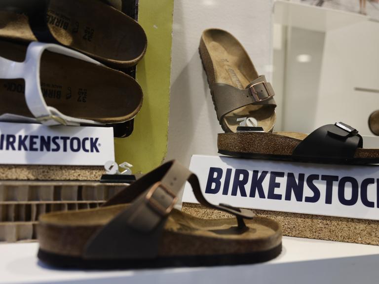 Sandalen der Marke Birkenstock in einem Verkaufsraum. (Symbolbild)