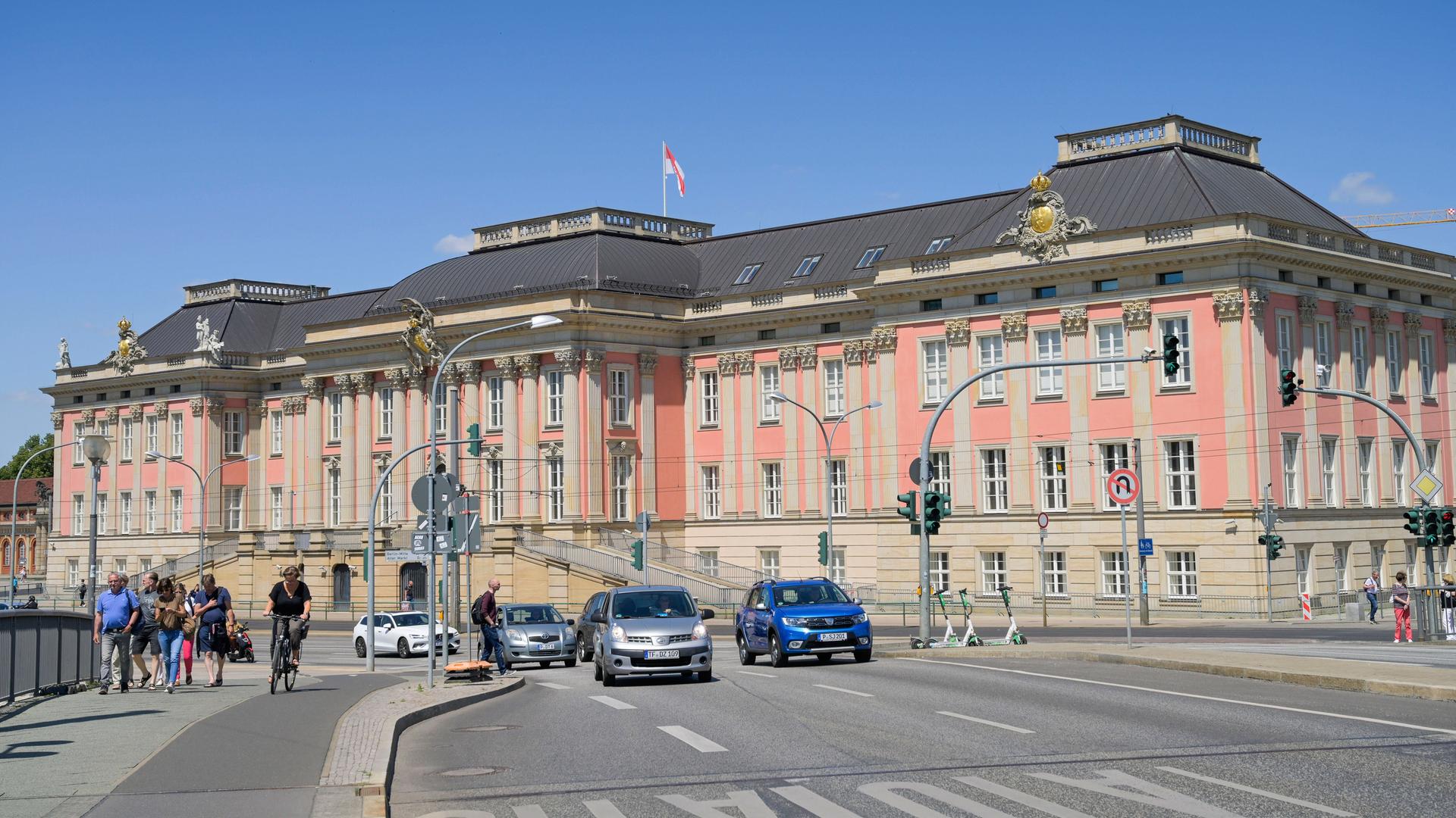 Blick von außen auf das Gebäude unter wolkenlosem blauen Himmel.