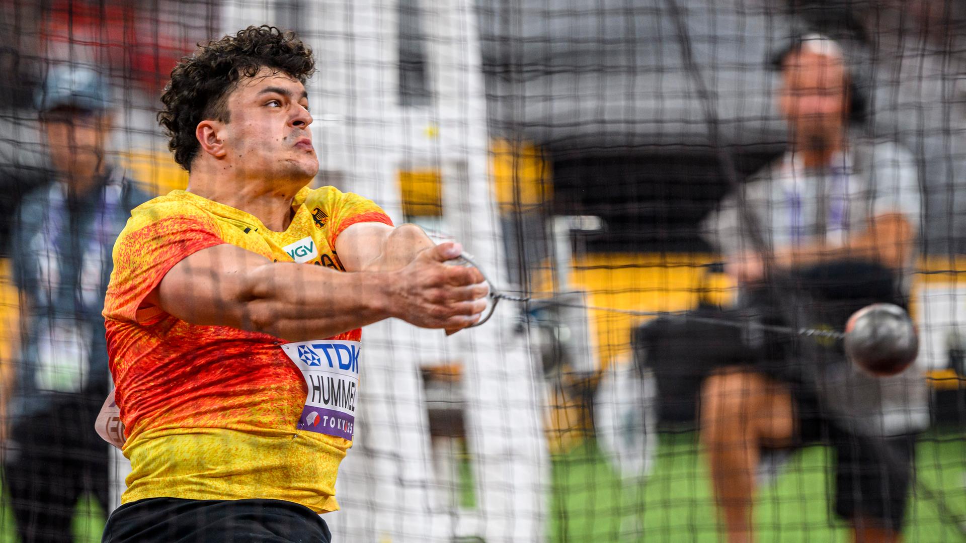 Deutscher Hammerwerfer Merlin Hummel bei den Leichtathletik-Weltmeisterschaften in Tokio bei einem Wurf. Deutscher Hammerwerfer Merlin Hummel bei den Leichtathletik-Weltmeisterschaften in Tokio bei einem Wurf.