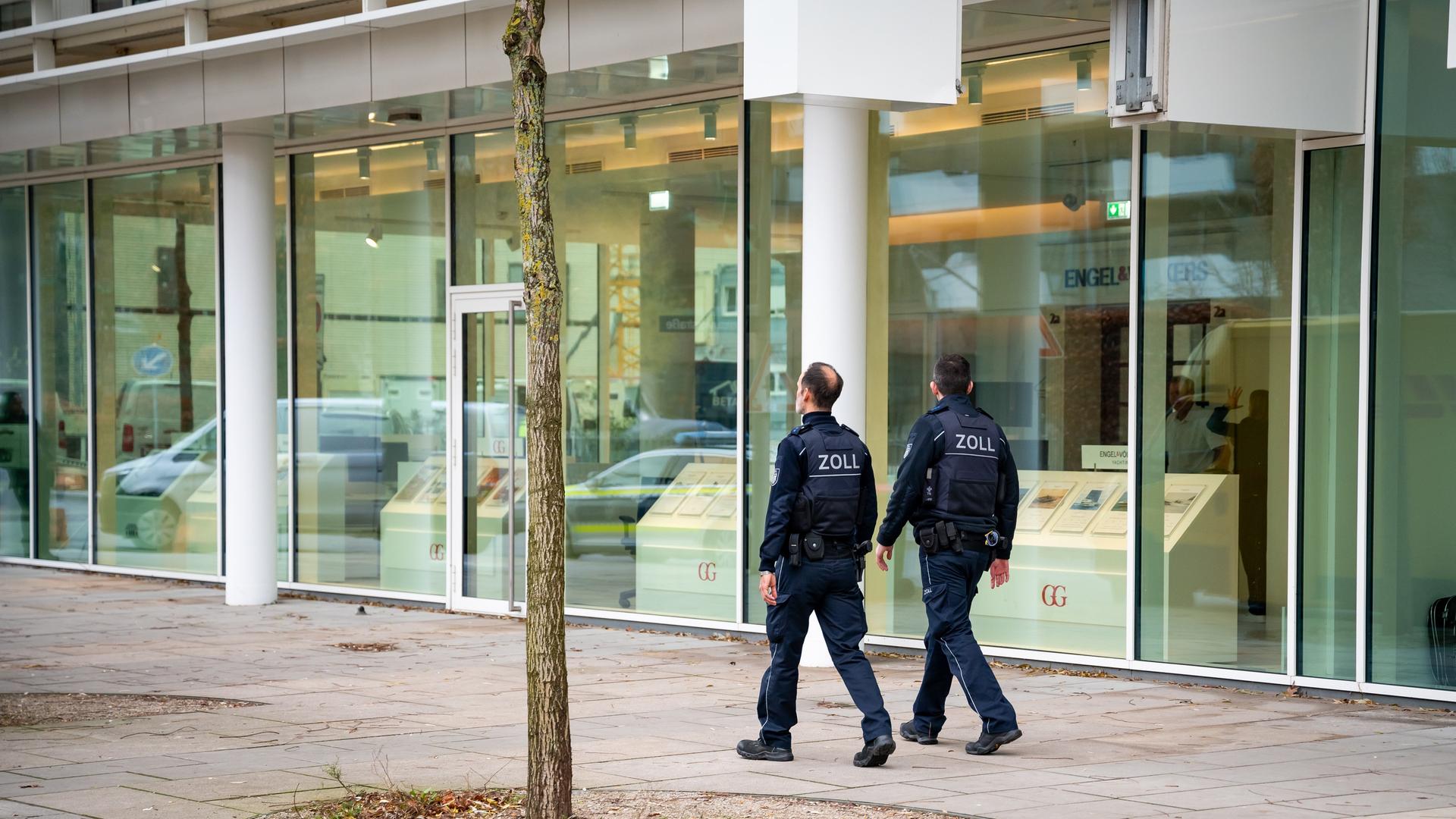 Hamburg: Zoll-Beamte vor dem Gebäude eines Unternehmenssitzes