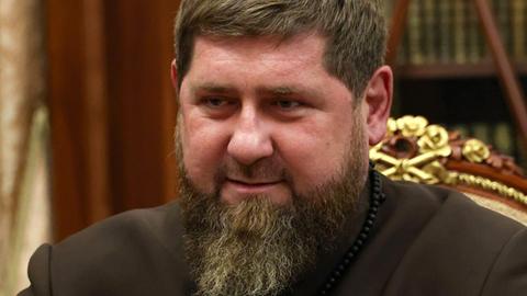 Porträt des tschetschenischen Präsidenten Ramsan Kadyrow, mit graumeliertem Vollbart und in Uniform